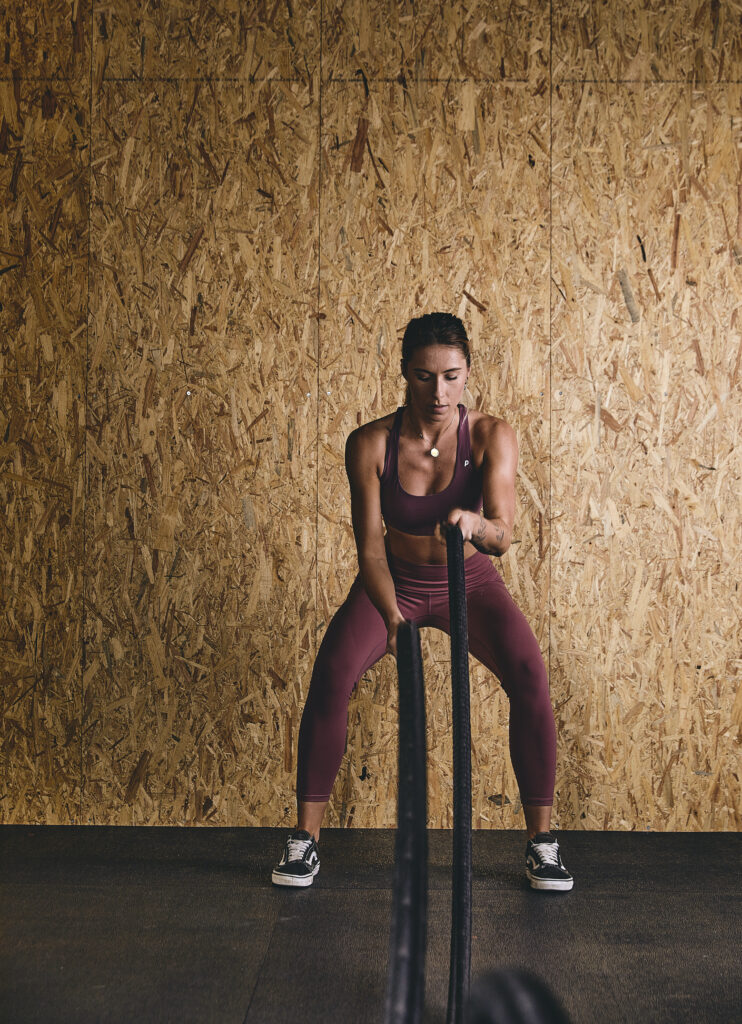 junge Frau beim funktionellen Training in der Box von CrossFunctional Traunsee